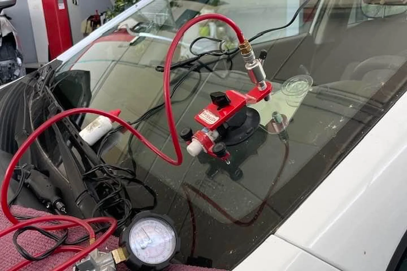 Windscreen chip repair with a dedicated tool